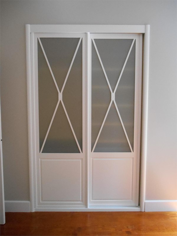Armario de puertas correderas lacado en blanco con luces led
